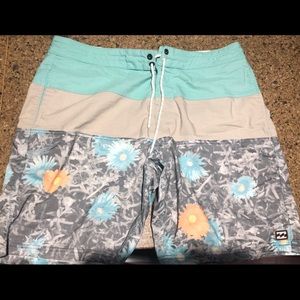 Billabong Lo Tide Boardshorts size 33